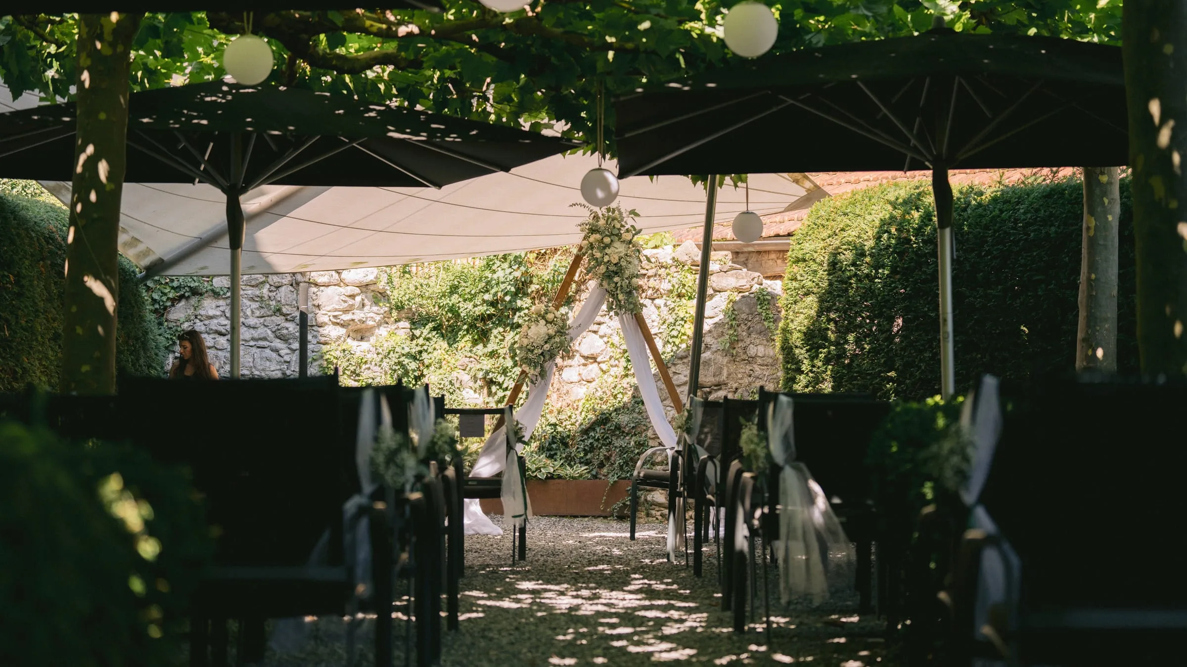 Reben und Pergola vor Schloss Maienfeld – Hochzeitsfotograf Graubünden