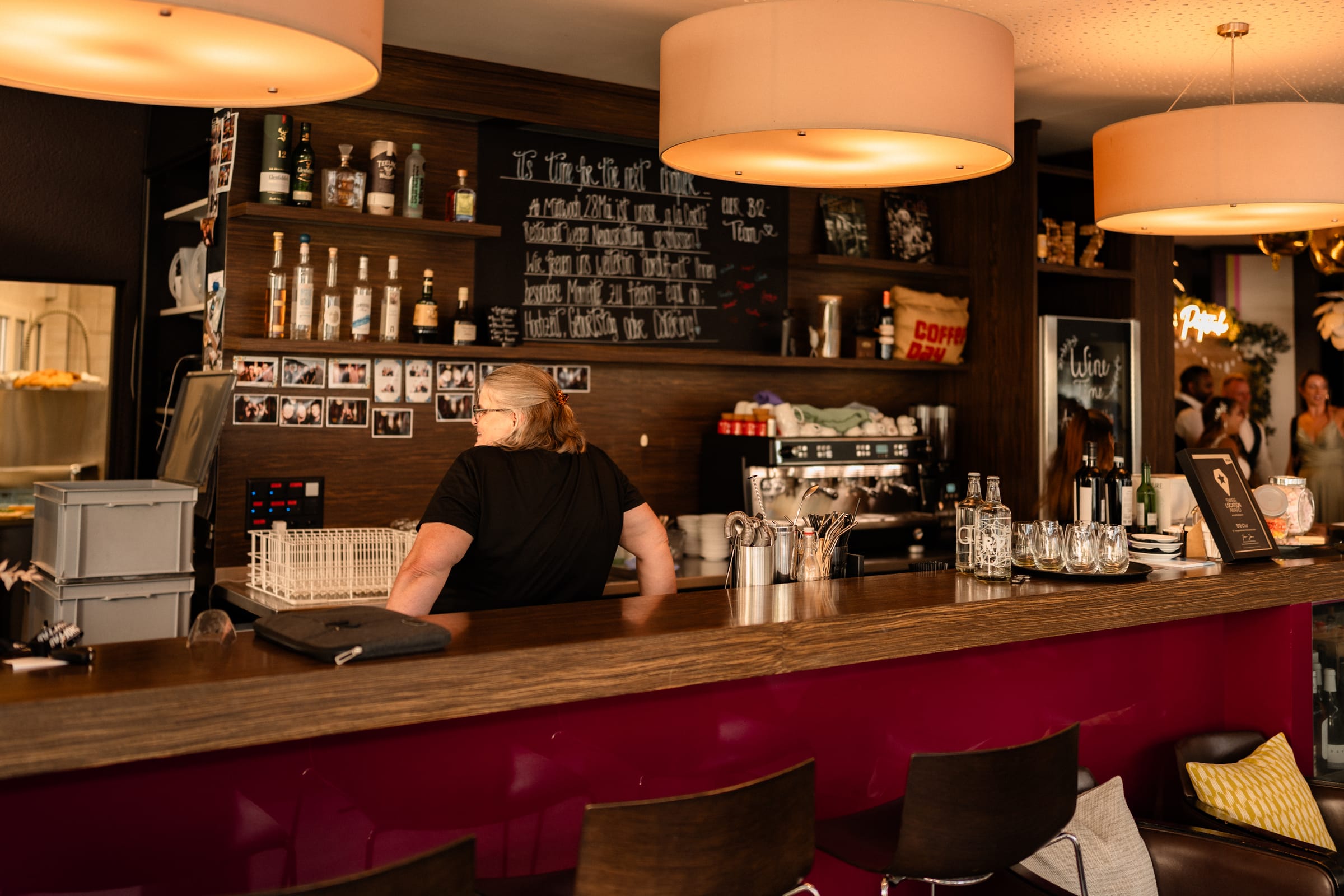 Die warme, holzverkleidete Bar im Innern des B12 mit grossen Rundleuchten