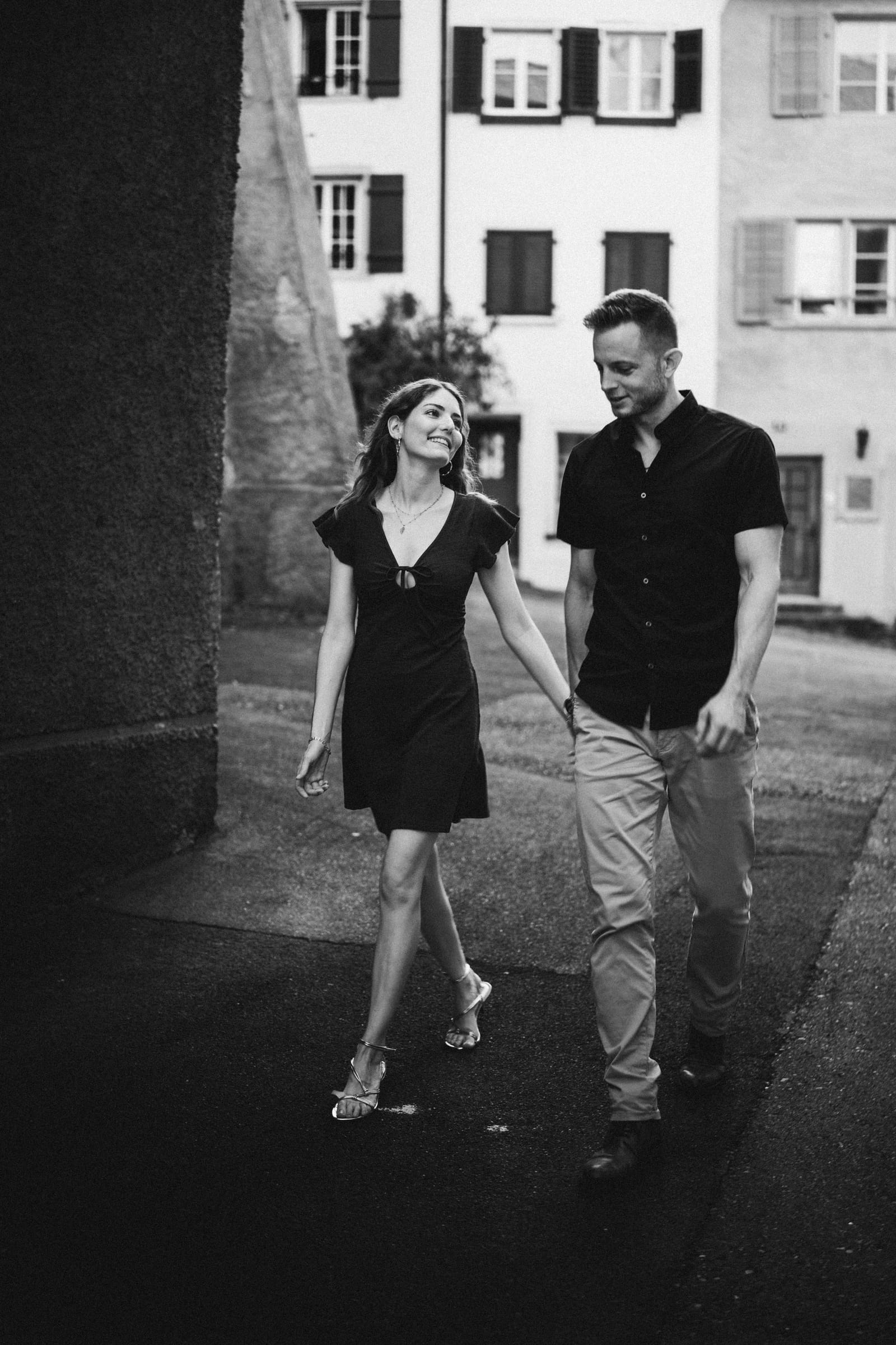 Yanick und Tatjana gehen lachend durch eine Gasse in der Altstadt von Kaiserstuhl, Schwarzweiss