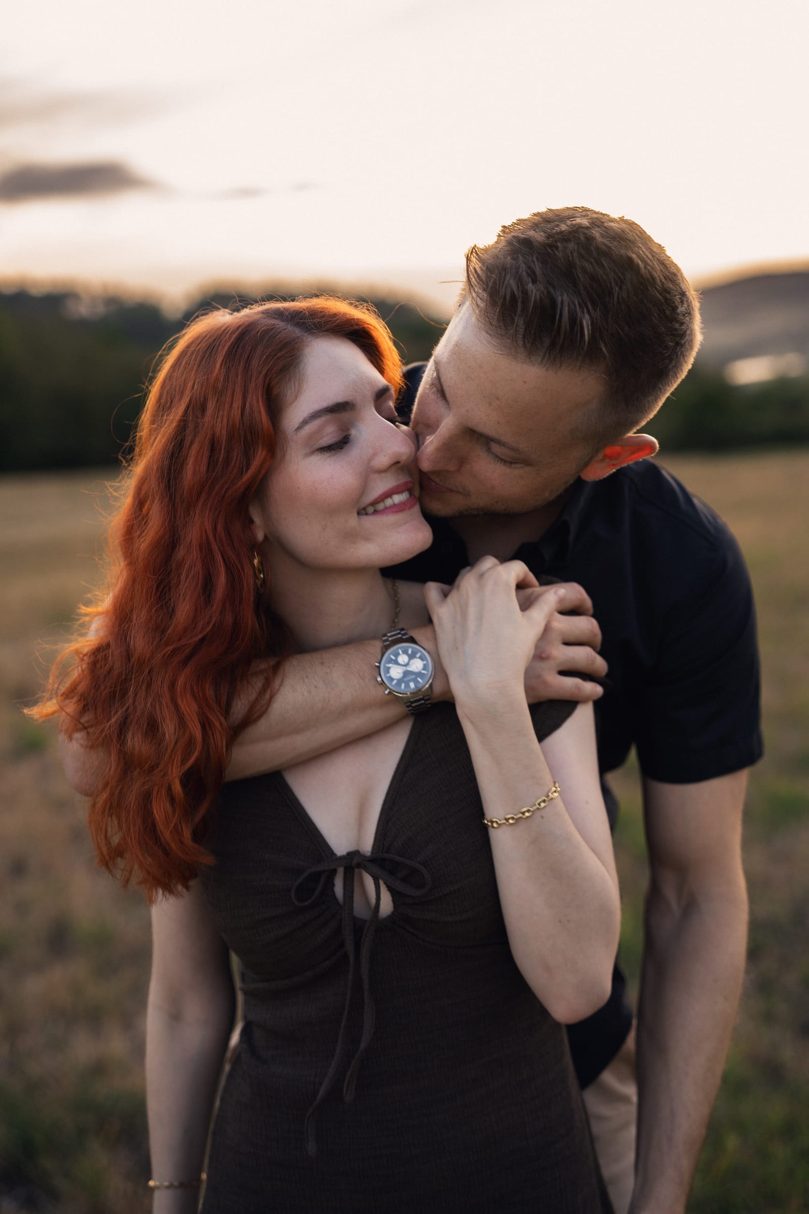 Yanick küsst Tatjana auf die Wange, Abendhimmel über der Weide bei Hohentengen